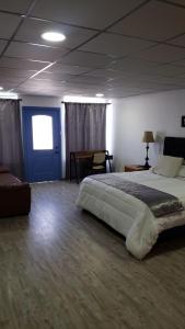 ein Schlafzimmer mit einem großen Bett und einem Tisch in der Unterkunft Hotel Boutique Grand Cru in Santa Cruz