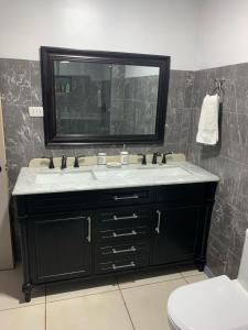 ein Bad mit einem Waschbecken und einem Spiegel in der Unterkunft Hotel Boutique Grand Cru in Santa Cruz
