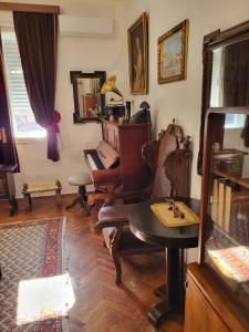 uma sala cheia de móveis e uma mesa em Zelena Oaza em Jagodina