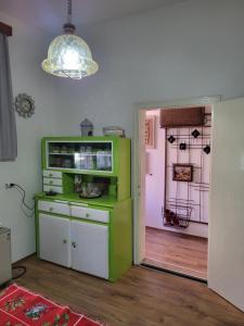 um quarto com um armário verde e branco num quarto em Zelena Oaza em Jagodina