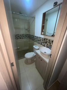 Un baño con inodoro, lavabo y ducha. en HERMOSO APARTAMENTO AMOBLADO PARA DESCANSO, en La Tebaida