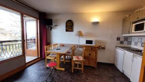 kuchnia ze stołem, małym stołem i krzesłami w obiekcie Résidence Ruitor Arc 1800 - Appartement 2 pièces 5 personnes avec une belle vue sur la vallée, proche du télécabine dans le village de Charmettoger à Arc 18 MAE-1928 w mieście Arc 1800 +13 zdjęć