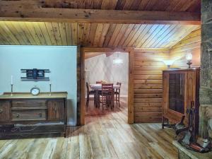 Habitación con comedor y mesa en una habitación en Private Camping in Mono en Shelburne
