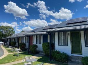 eine Reihe von Häusern mit Sonnenkollektoren in der Unterkunft Canberra Ave Villas in Queanbeyan
