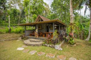 ジャティルウィにあるPesona Bali Ecolodgeの森の中の小屋