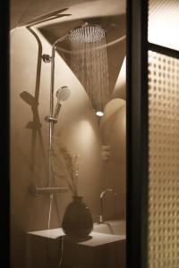 uma casa de banho com um chuveiro e um lavatório. em 7oaks Noble House em Dubrovnik