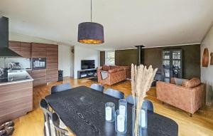 cocina y comedor con mesa y sala de estar en 4 Bedroom Gorgeous Home In Lindesnes, en Kvåfjord
