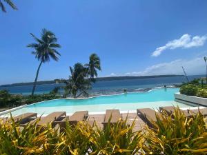- une piscine avec l'océan en arrière-plan dans l'établissement Kembali CONDO Resort with Sea View, à Davao