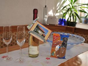 Una botella de vino y dos copas en una mesa. en Holiday apartment Boldin, for 4 people, 