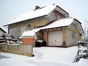 una casa cubierta de nieve con garaje en Holiday apartment Boldin, for 4 people, 