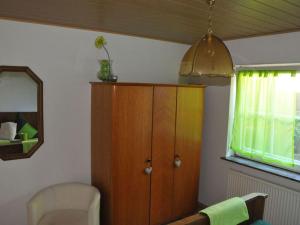 Habitación con armario de madera y ventana. en Holiday apartment Boldin, for 4 people, 