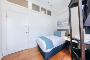 Łóżko lub łóżka w pokoju w obiekcie Gaslight Inn - Adults Only