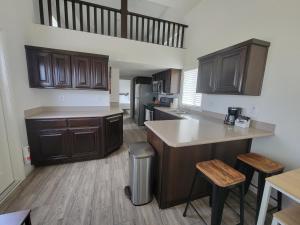 Kuchyň nebo kuchyňský kout v ubytování Coachella Lakes RV Resort