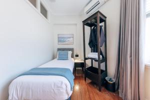 Una cama o camas en una habitación de Gaslight Inn - Adults Only