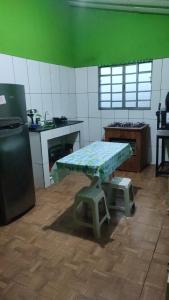 - une cuisine avec une table au milieu d'une pièce dans l'établissement Casa da Vila Encantada, à São Thomé das Letras