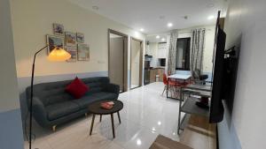 ein Wohnzimmer mit einem Sofa und einem Tisch in der Unterkunft LAD homestay & Apartment - Hoàng Huy Đổng Quốc Bình in Haiphong
