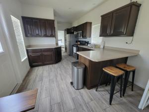 Kuchyň nebo kuchyňský kout v ubytování Coachella Lakes RV Resort