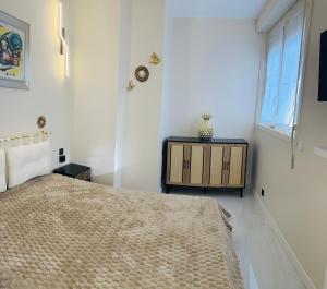 um quarto com uma cama, uma cómoda e uma janela em NEW ÉTOILE Arc de Triomphe renovated March 24 em Paris