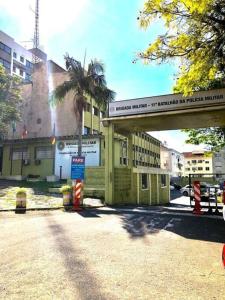 un edificio con un puente sobre una calle en Ótimo AP Consulado Americano, Iguatemi e Fiergs, en Porto Alegre