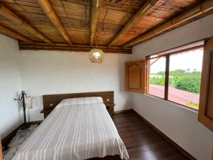 um quarto com uma cama e uma janela em Villa verónica em Alcalá