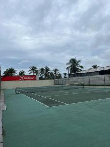 una pista de tenis con raqueta de tenis en Salinas premium resort en Salinópolis