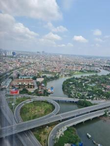 una vista aérea de una ciudad con un puente y un río en LAD Apartment & Homestay Hải Phòng - Hoàng Huy Grand Tower, en Hai Phong