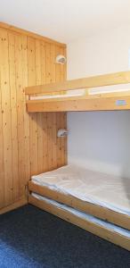 sypialnia z dwoma łóżkami piętrowymi w pokoju w obiekcie Résidence Pierra Menta - Studio 5 personnes proche des pistes et des commerces dans le village du Charvet à Arc 1800 MAE-2064 w mieście Arc 1800