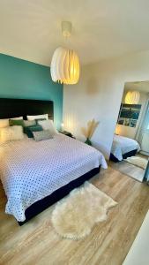 Ένα ή περισσότερα κρεβάτια σε δωμάτιο στο Superbe Chambre avec vue et salle d eau privative dans duplex de 140m2 - proche CHU Clermont