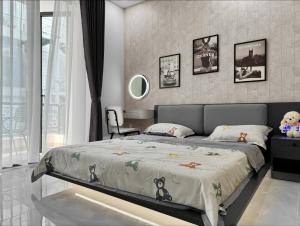 胡志明市的住宿－Newhome luxury apartment，一间卧室配有一张大床和一把椅子