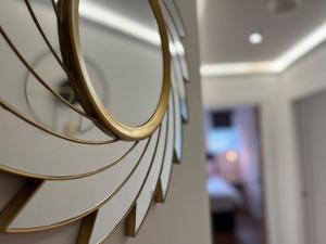 un espejo colgado en una pared en una habitación en Manhattan Luxury Suites, en Bradford