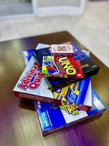 tres paquetes de barras de caramelo sentadas en una mesa en Casa sol Perfect for Families en Santa Ana