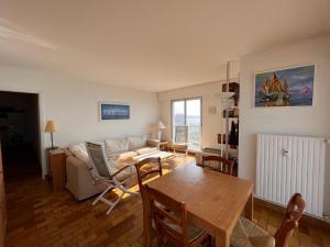 レ・サ​​ーブル・ドロンヌにあるAppartement Les Sables-d'Olonne, 3 pièces, 4 personnes - FR-1-197-201のリビングルーム(ソファ、テーブル付)