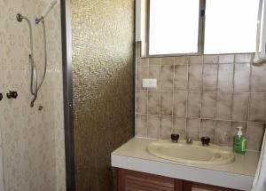 a bathroom with a sink and a shower at Jen’s Beach House - easy walk to the Ocean, Colourpatch Cafe by the river in Augusta +7 photos