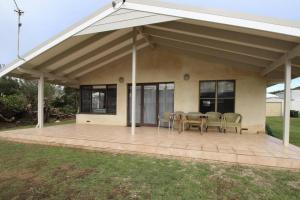 a covered patio with a table and chairs at Jen’s Beach House - easy walk to the Ocean, Colourpatch Cafe by the river in Augusta