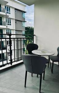 un patio avec une table et des chaises sur un balcon dans l'établissement Trival Luna Homestay Sri Indah Sandakan, à Sandakan
