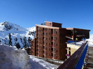 un edificio en la cima de una montaña cubierta de nieve en Résidence Fond Blanc - Studio pour 3 personnes à Arc 2000 proche des commerces et des pistes MAE-2149, en Arc 2000 8 fotos más