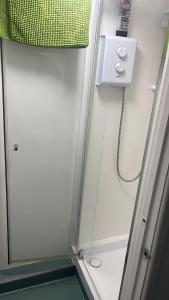 łazienka z prysznicem i telefonem na ścianie w obiekcie The Fox w Bristolu