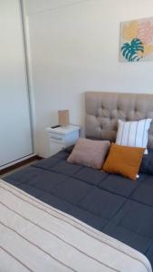 una habitación con una cama con dos almohadas en July y Manu departamentos, en Godoy Cruz