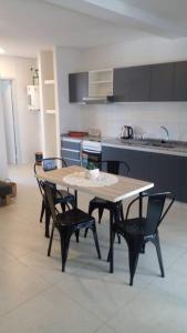 Una cocina con una mesa y sillas en una habitación. en July y Manu departamentos, en Godoy Cruz