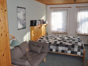 a bedroom with a bed and a couch at Holiday home Kahl in Ilmenau