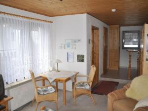een woonkamer met een tafel en stoelen en een bank bij Holiday home Kahl in Ilmenau