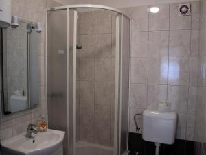 Koupelna v ubytování Apartments Mia + 22 fotografií