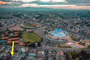 een luchtzicht op een stad met een stadion bij LOFT encantador, muy cómodo, al lado del MovistarA in Bogota