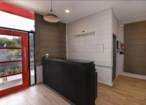 CharbaghSuper Townhouse Function Inn Near Chaudhary Charan Singh International Airport的相册照片
