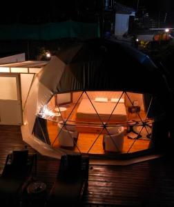 un primo piano di una barca in acqua di notte di Divercity Luxury Glamp a Kodaikānāl
