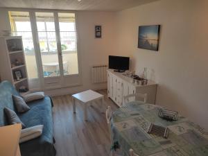 Televízia a/alebo spoločenská miestnosť v ubytovaní Appartement familial à 2 pas de la plage, balcon, parking & commerces proches - FR-1-652-25