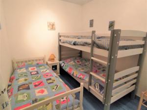 Posteľ alebo postele v izbe v ubytovaní Appartement familial à 2 pas de la plage, balcon, parking & commerces proches - FR-1-652-25