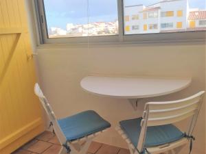 Fotografia z galérie ubytovania Appartement familial à 2 pas de la plage, balcon, parking & commerces proches - FR-1-652-25 v destinácii Saint-Hilaire-de-Riez