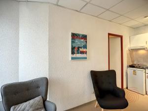 Kuchyňa alebo kuchynka v ubytovaní Appartement au cœur de Lamalou-les-Bains, proche thermes et centre-ville, avec balcons et Wifi. - FR-1-451-172