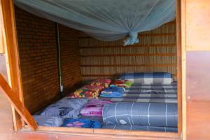 ein paar Betten in einem Zimmer in der Unterkunft Farmstay Sokfarm in Trà Vinh